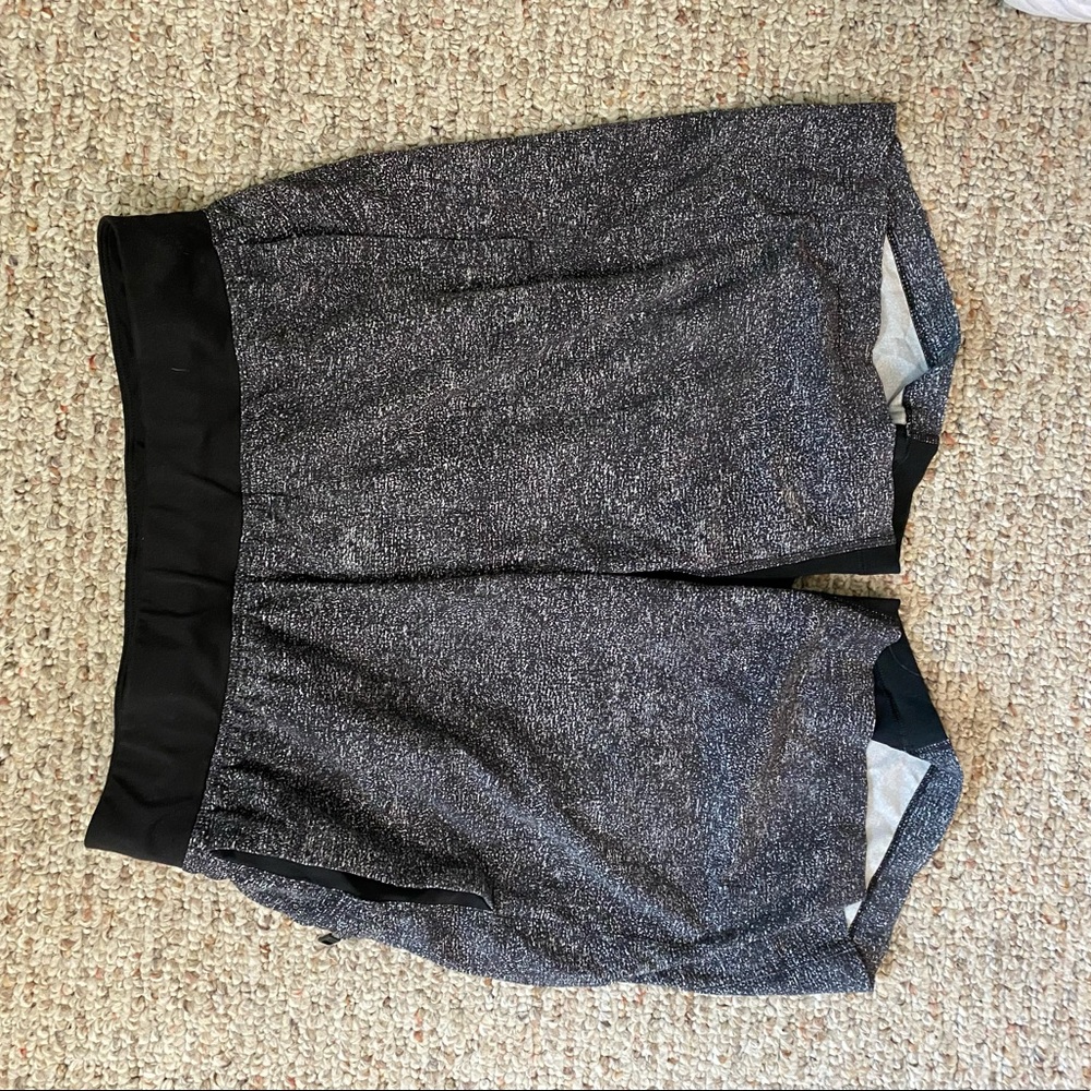 Lululemon THE Short 7” - black with white - small